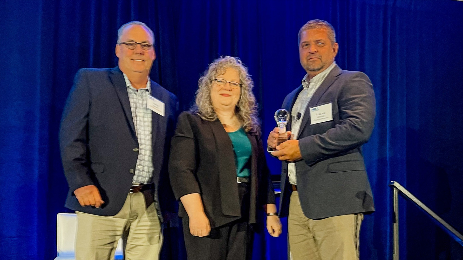 Andrew Winkler receiving the Heavy Duty Trucking 2023 Innovator Award for Chief Carriers